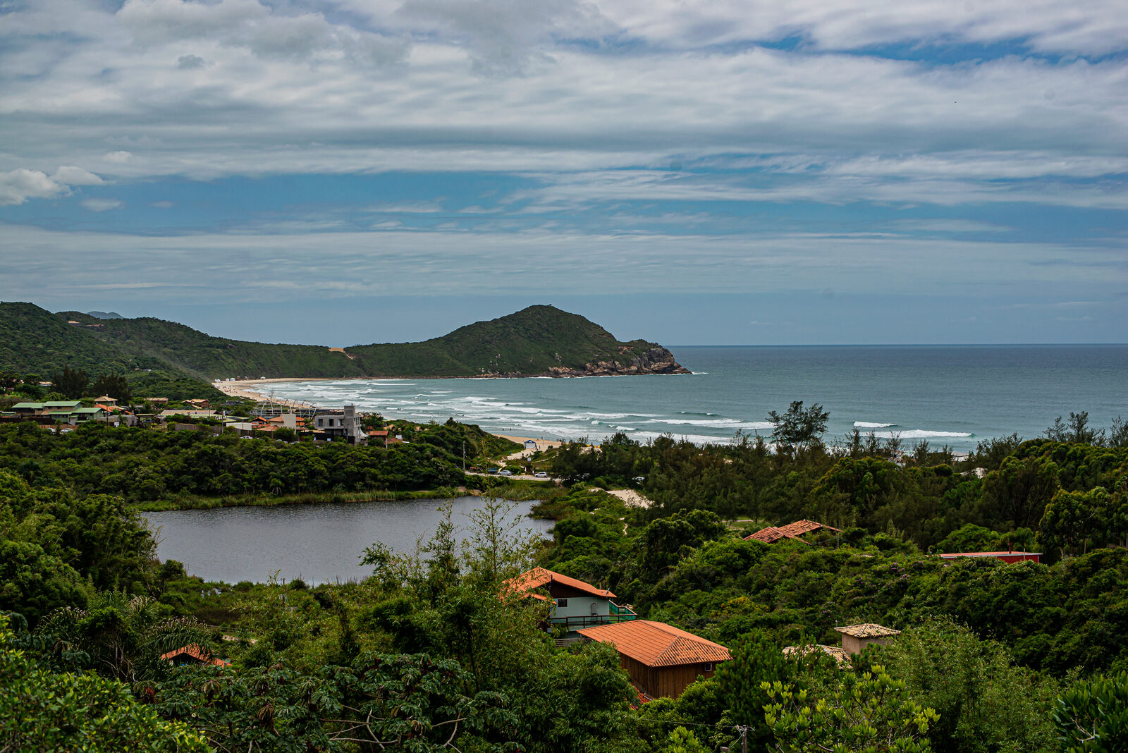 Vista da Praia do Rosa com a lagoa, o morro e o mar